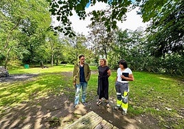 La concejala visita las labores de mejora en la zona de barbacoas de La Viesca.