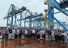 Los participantes en la visita al Puerto de Shandong.