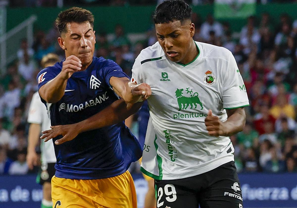 Jeremy conduce el balón perseguido por Villahermosa.