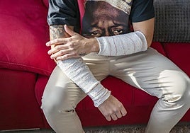 Uno de los agredidos muestra sus heridas en los brazos.