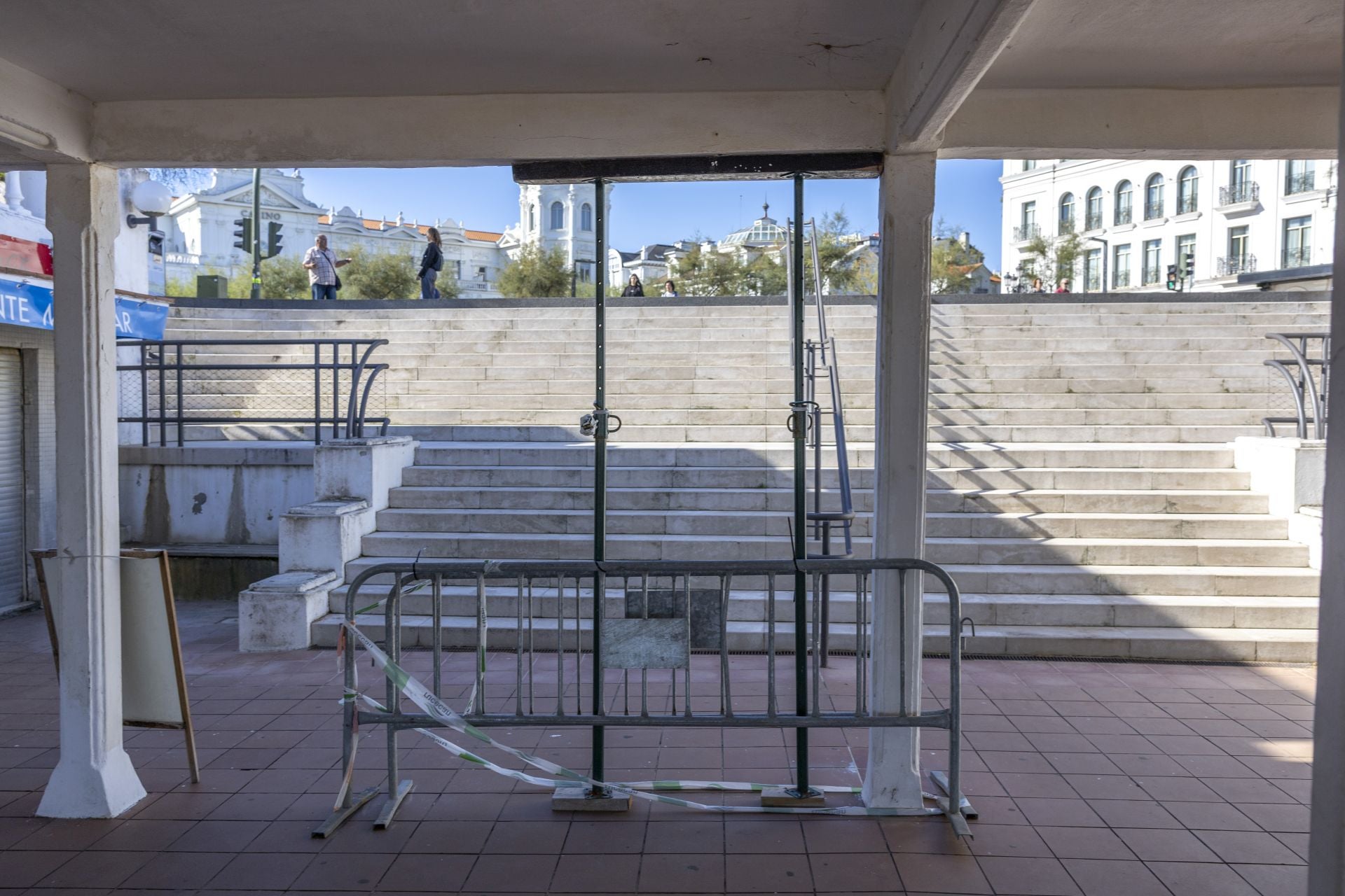 Los bajos estan apuntalados desde el pasado verano por problemas estructurales.