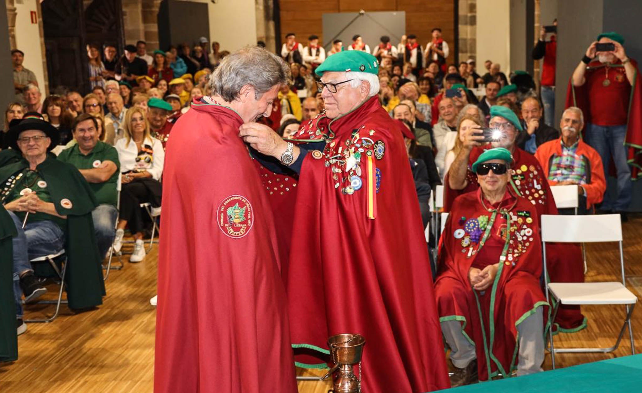 Jesús Álvarez recibe la capa de la cofradía.