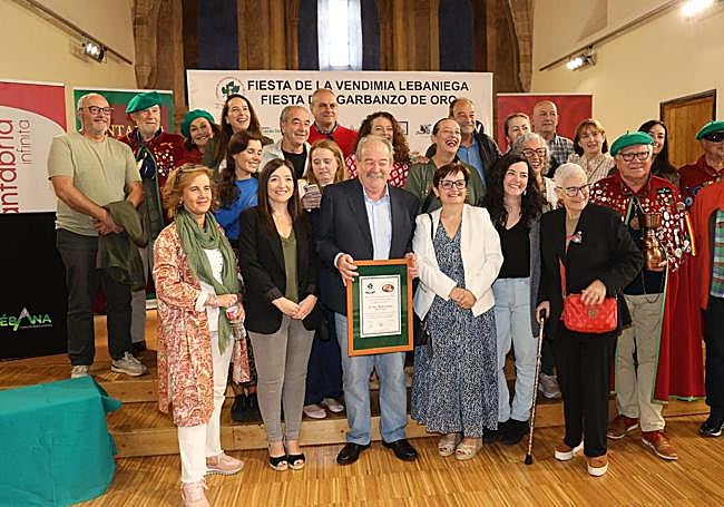 Óscar Martín, con su familia y cofrades, tras recibir el garbanzo de oro.