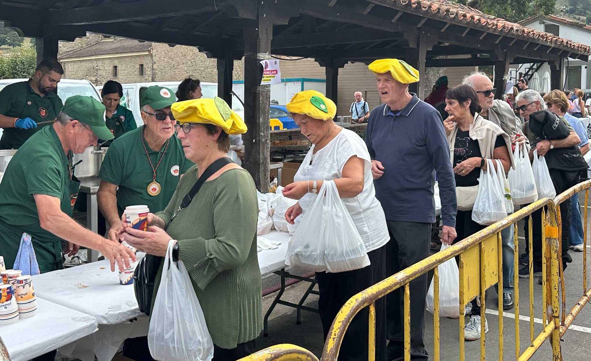 Reparto de las raciones de cocido lebaniego.