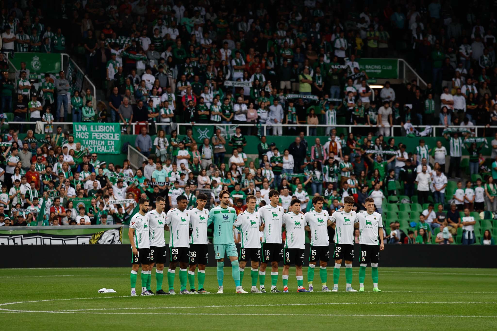 Los jugadores, durante el minuto de silencio por el exboxeador cántabro Uco Lastra