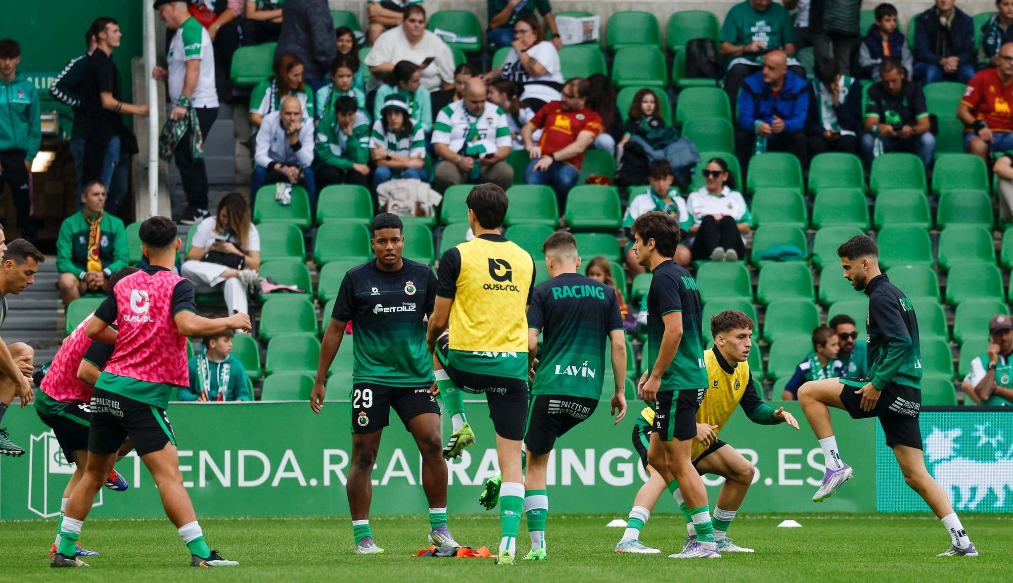 Varios jugadores del Racing, durante el calentamiento