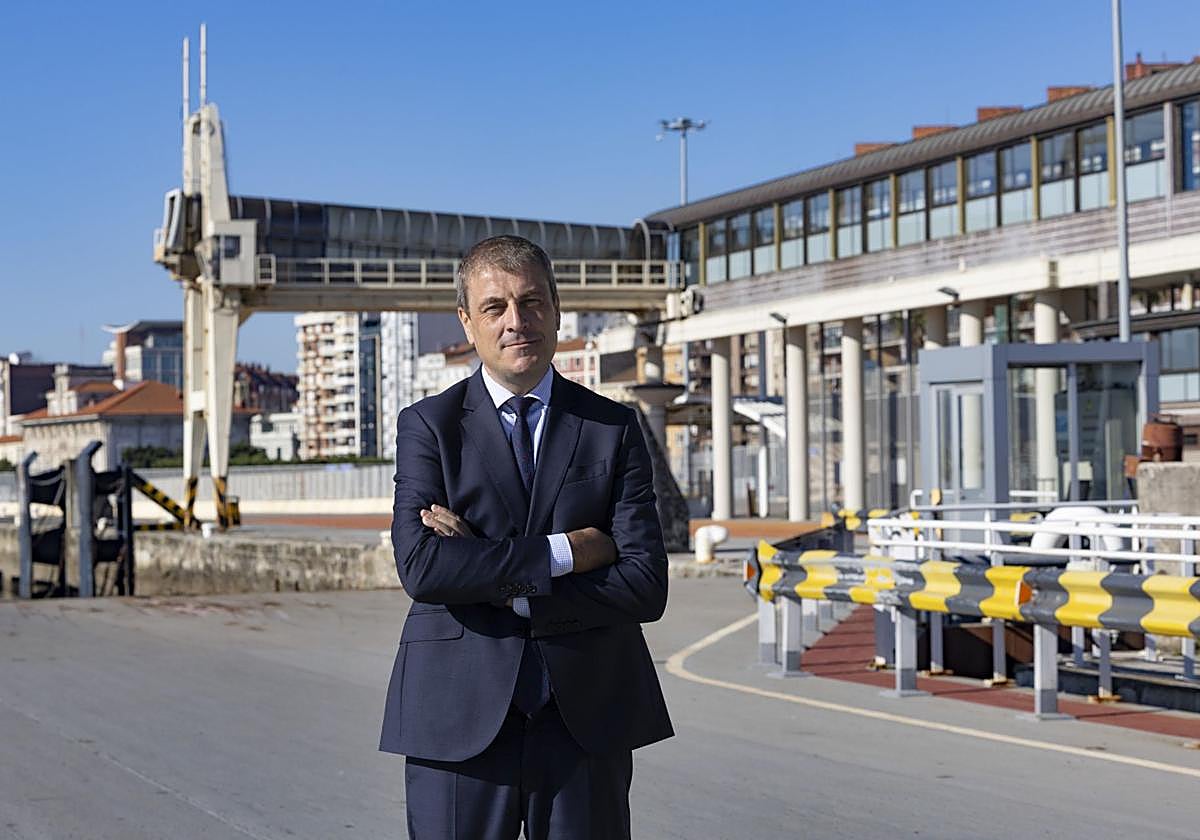 Castilla, esta misma semana sobre la rampa por la que se vacía el ferri y con la Estación Marítima al fondo.