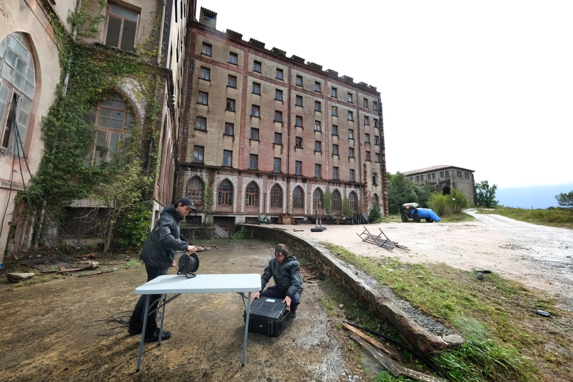 Dos integrantes del equipo desmontan parte de los materiales en la última jornada de rodaje. 