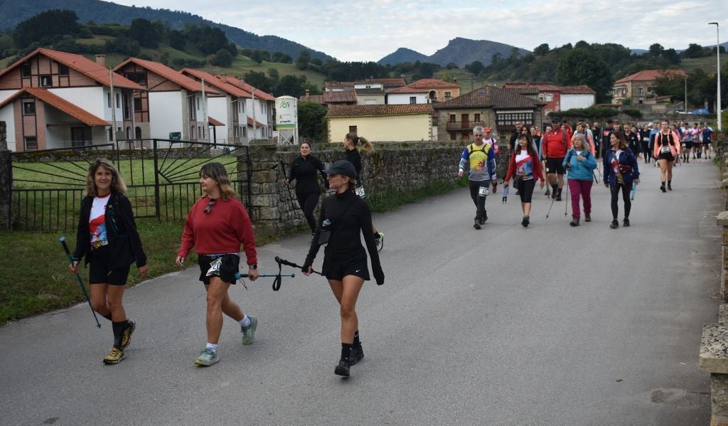 Los inscritos en la marcha andada disfrutaron de Silió y sus paisajes.