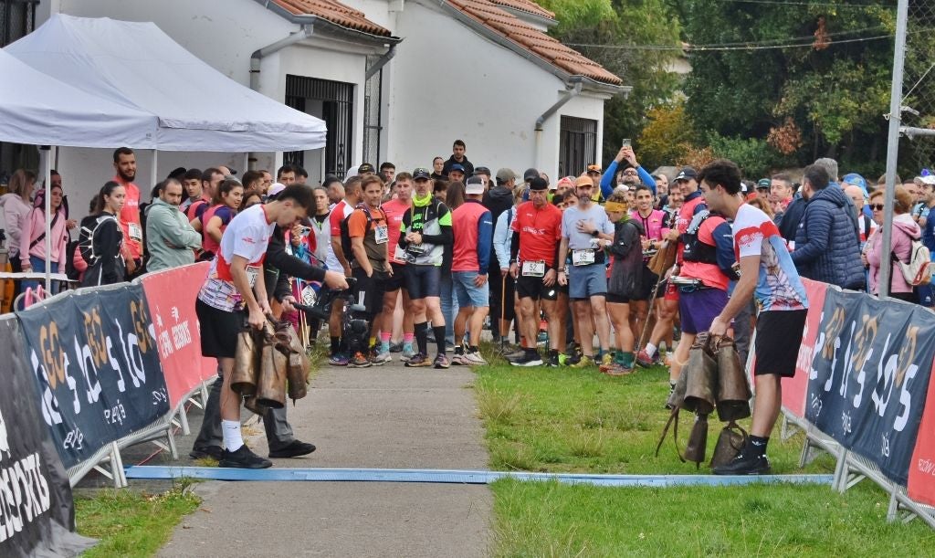 Los campanos de La Vijanera pusieron el ritmo en la salida.
