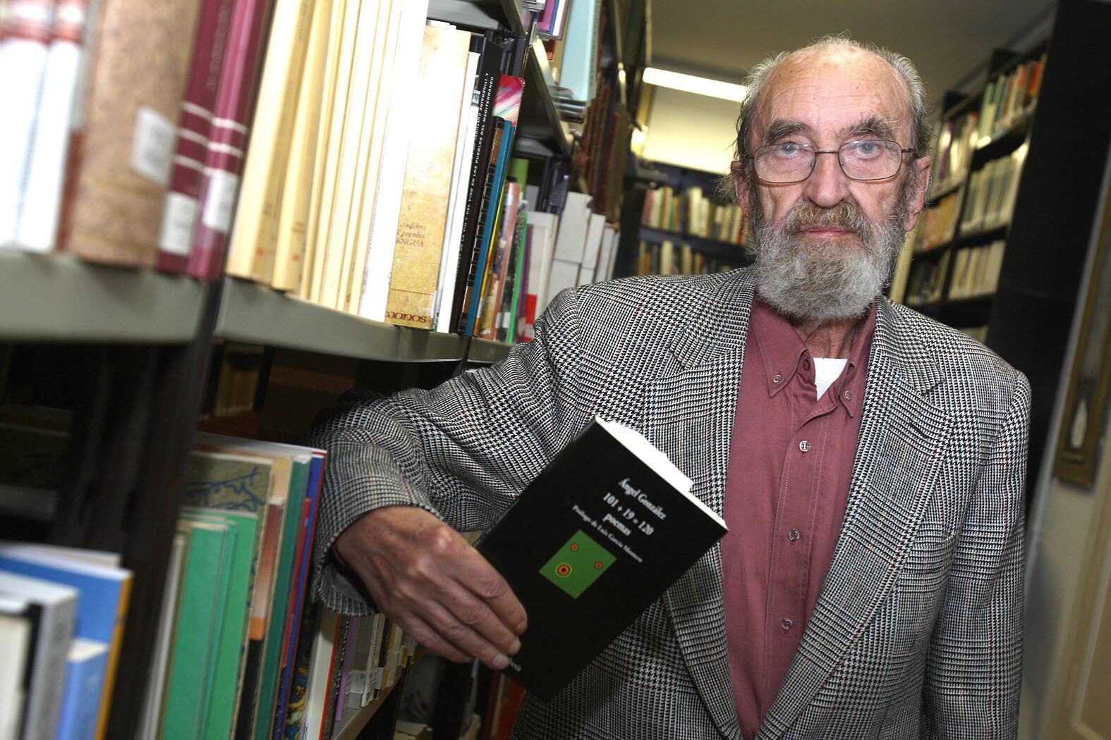 El poeta Ángel González.