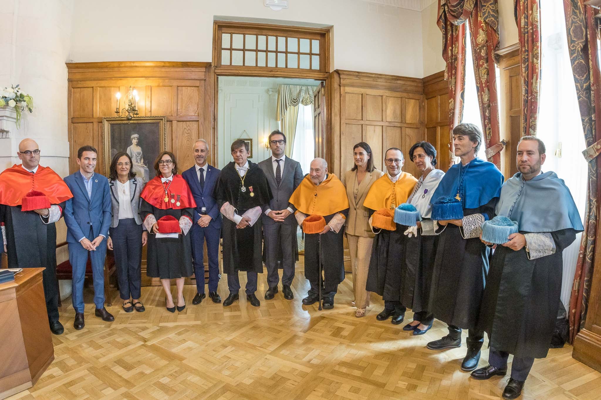 Foto de familia de los asistentes con el homenajeado.
