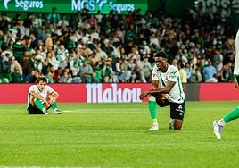 Los futbolistas del Racing se lamentan tras la derrota.