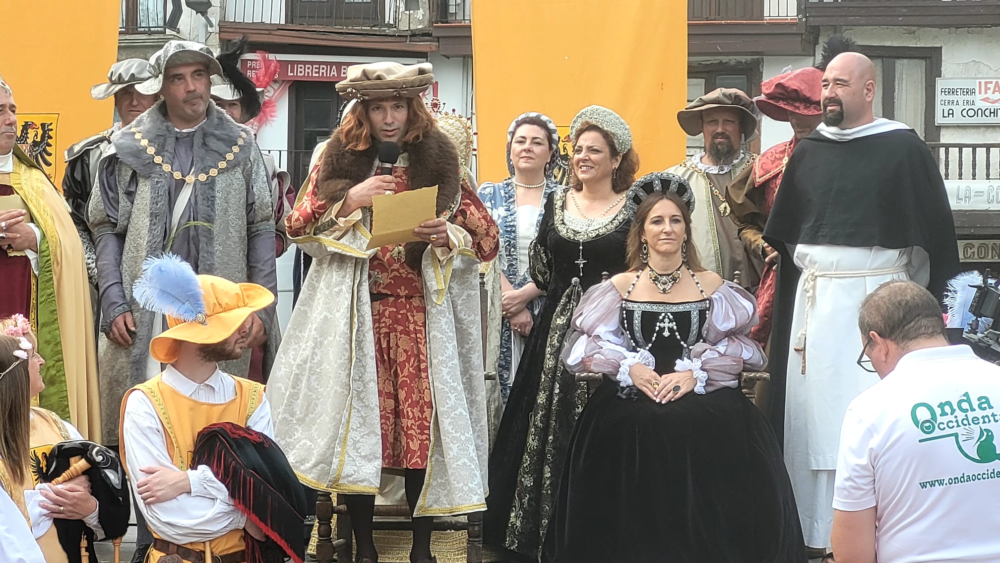El príncipe Carlos dirigiendo sus primeras palabras al pueblo de San Vicente en la Plaza Mayor del Fuero.