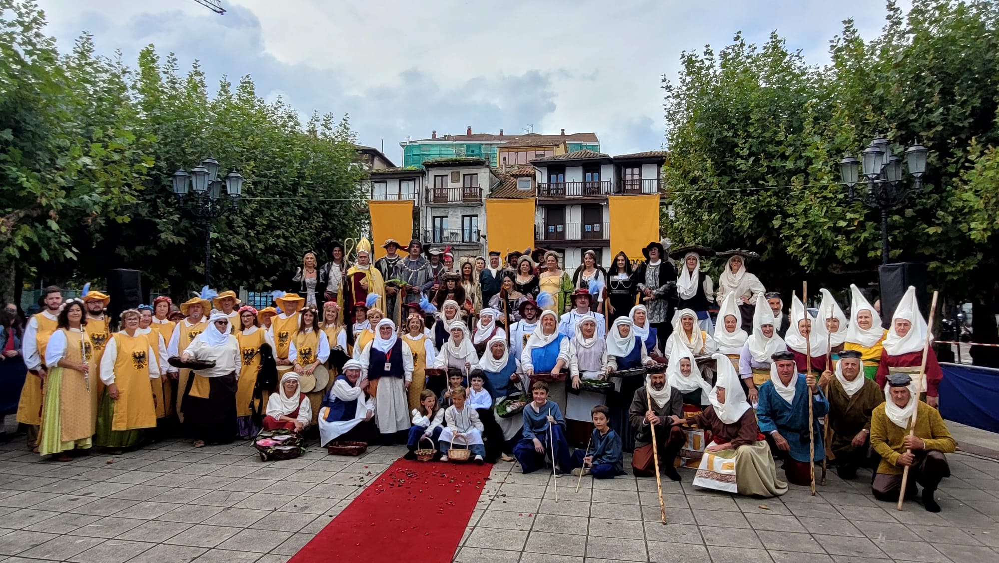 Una parte de los figurantes que participaron en la recreación de la llegada del joven príncipe Carlos a San Vicente.