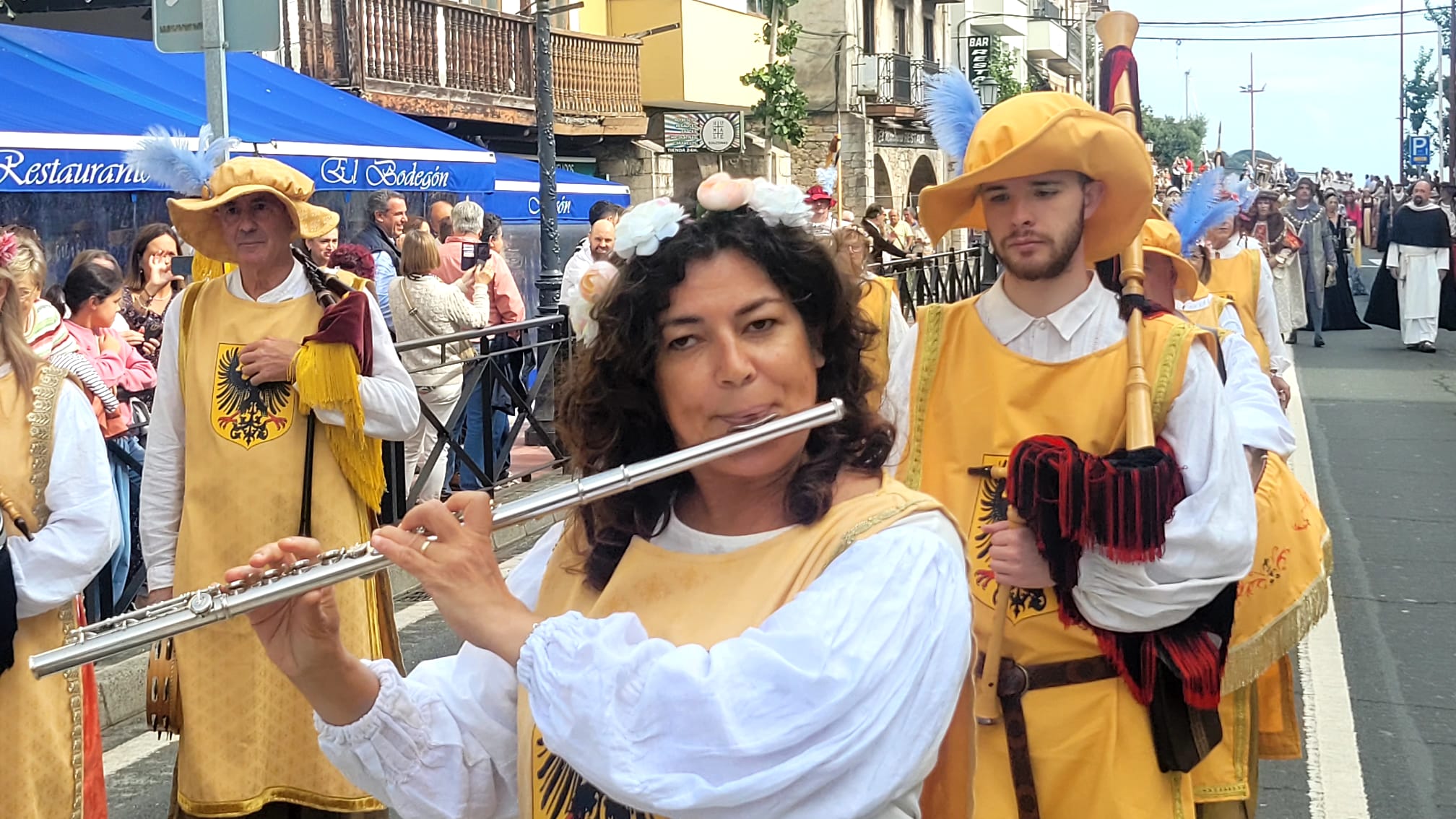 El grupo Raíces Barquereñas acompañó con su música al séquito durante su recorrido por las calles de San Vicente. 