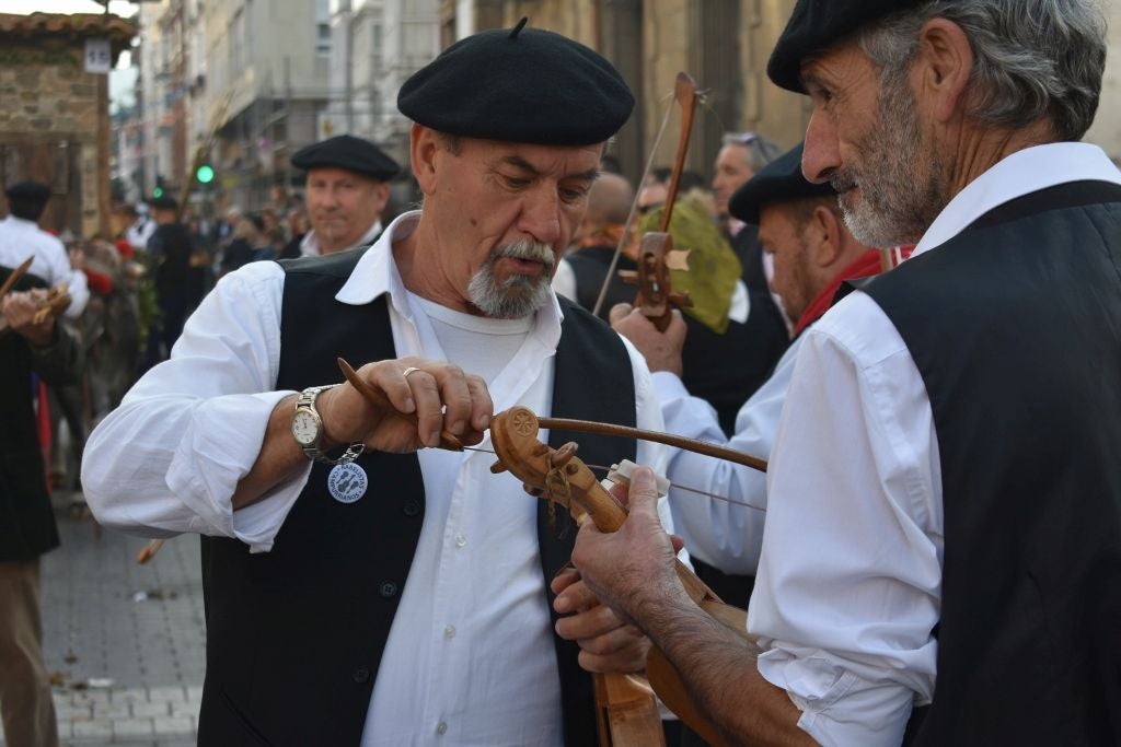 Afinando rabeles en el desfile del Día de Campoo.