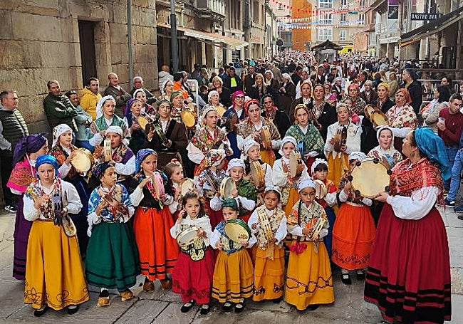 Cientos de personas participaron en el desfile ataviados y bien pertrechados.