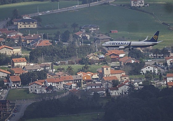 Un avión de Ryanair por los cielos de Cantabria.