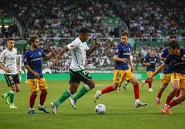 Jeremy conduce el balón rodeado de jugadores del Andorra el pasado sábado en los Campos de Sport de El Sardinero.