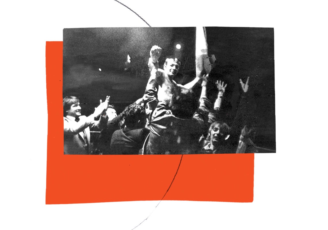 El público saca a hombros a Uco Lastra tras proclamarse campeón del mundo del peso pluma.