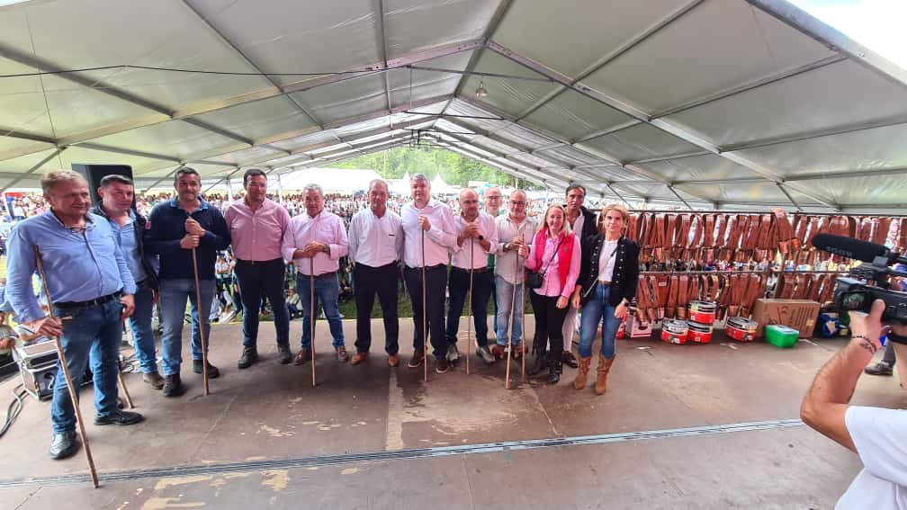 El consejero de Economía, Luís Ángel Agüeros, junto al alcalde de Rionansa y el resto de autoridades que acudieron a la feria.