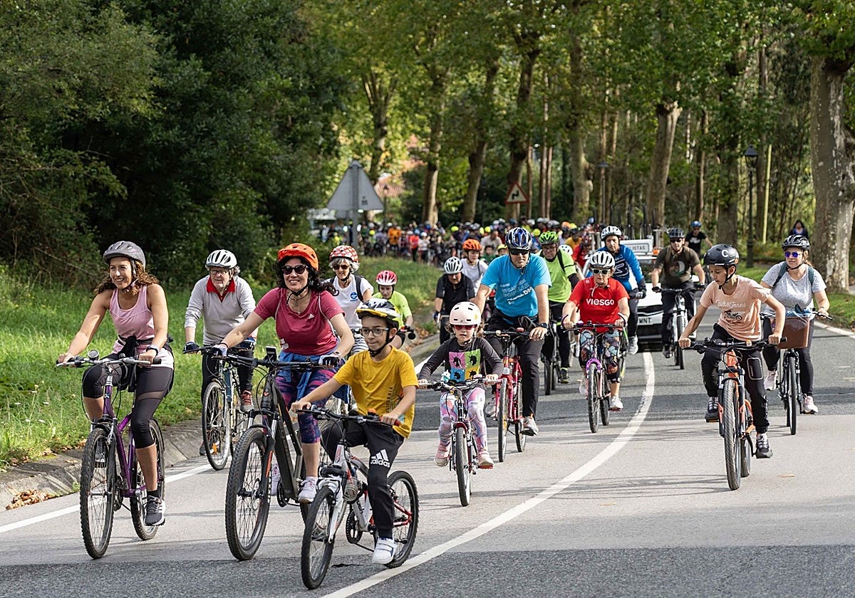 Participantes en el Día de la Bicicleta de Camargo en 2024.