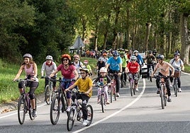 Participantes en el Día de la Bicicleta de Camargo en 2024.