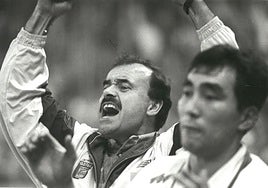 Javier García Cuesta da instrucciones desde el banquillo de La Albericia en 1993. En primer término, Talant Dujshebaev.