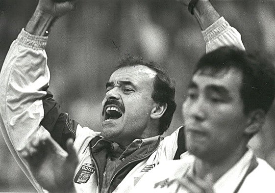 Javier García Cuesta da instrucciones desde el banquillo de La Albericia en 1993. En primer término, Talant Dujshebaev.