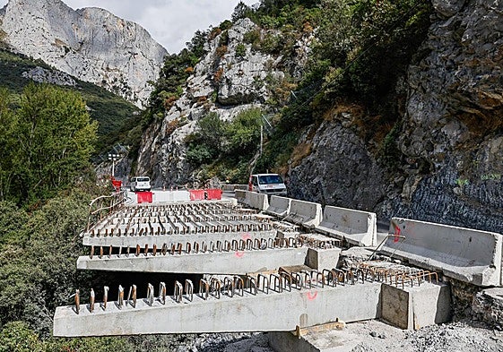 En un tercio del trayecto se han tenido que construir grandes voladizos para poder aumentar la anchura de la carrera, el objetivo principal de la obra.