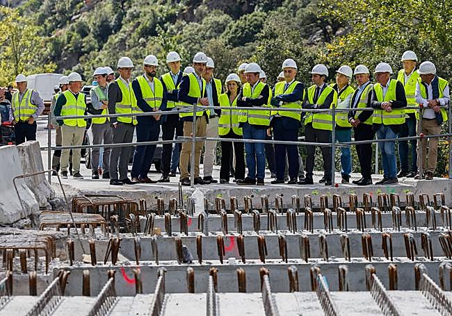 Santano, junto a los delegados del Gobierno en Cantabria y Asturias, el consejero Media y el resto de autoridades.