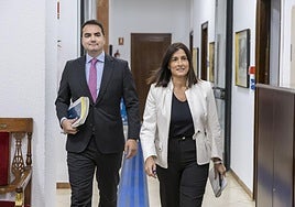 La alcaldesa, Gema Igual, acompañada del concejal de Economía, Javier García, antes de presentar las ordenanzas fiscales.