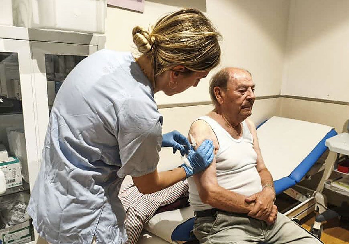 Evelio Ramos, residente en La Pereda, recibe una de las vacunas.