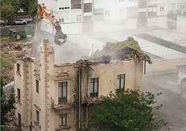 Las máquinas empezaron este lunes a derribar la emblemática casona del barrio de San Lorenzo en Laredo.