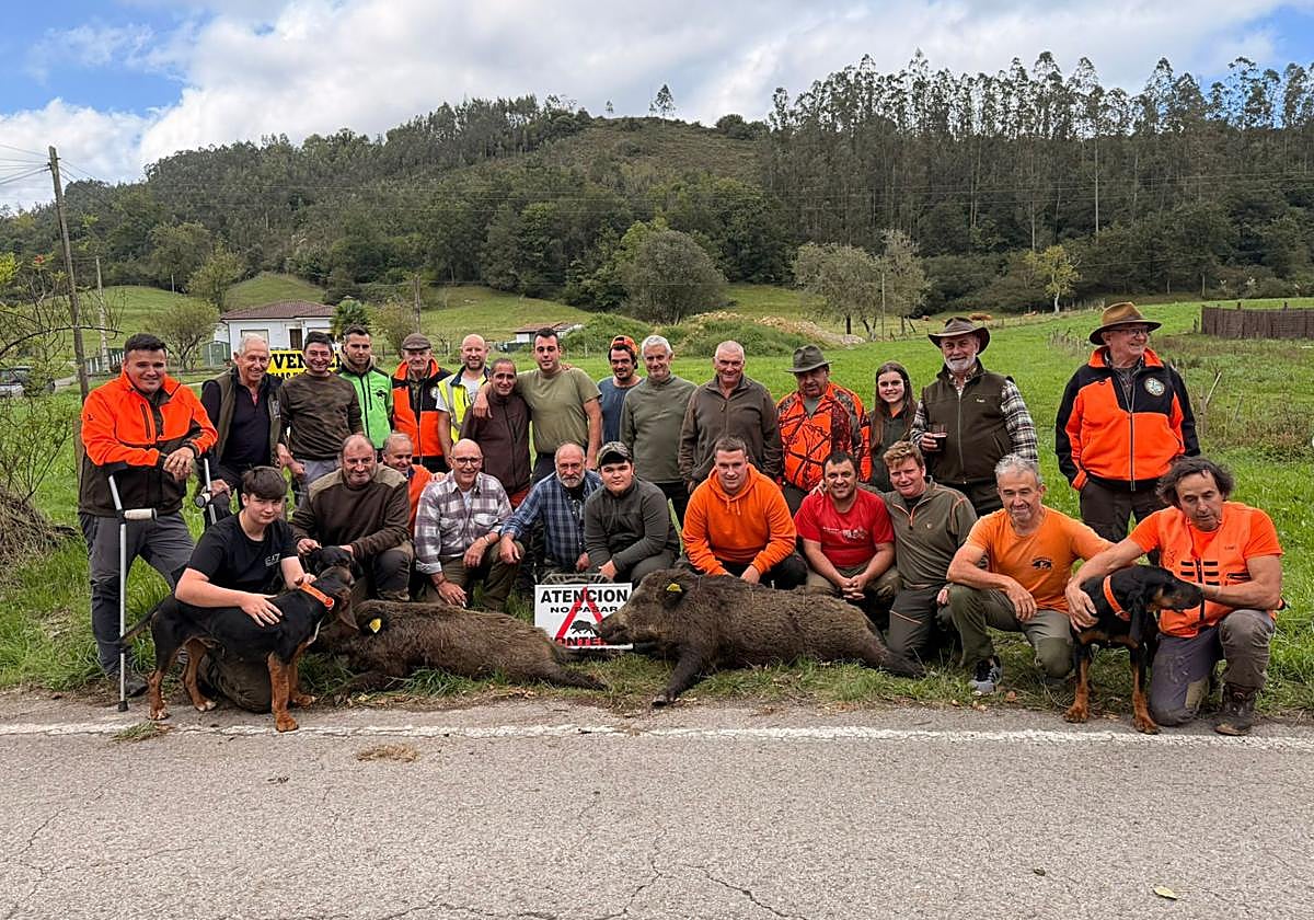 Componentes de la cuadrilla número 129, que capitanea Óscar Plumariega, con los dos jabalíes que abatieron el pasado 21 de septiembre en el monte de Caviña, en la parte baja de la comarca del Nansa.