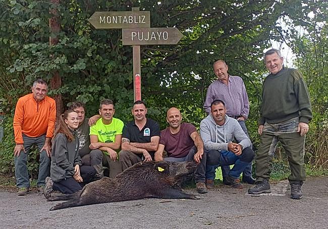 Integrantes de la cuadrilla 163, que dirige Manuel Udías Aldaco, con el jabalí que abatieron el sábado en la cacería celebrada en el lote campurriano de Montabliz. dm