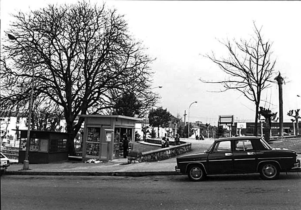 El antiguo quiosco a la izquierda bajo el castaño.
