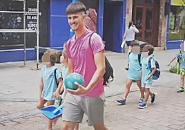 Raúl Ramírez, por las calles de Santoña.