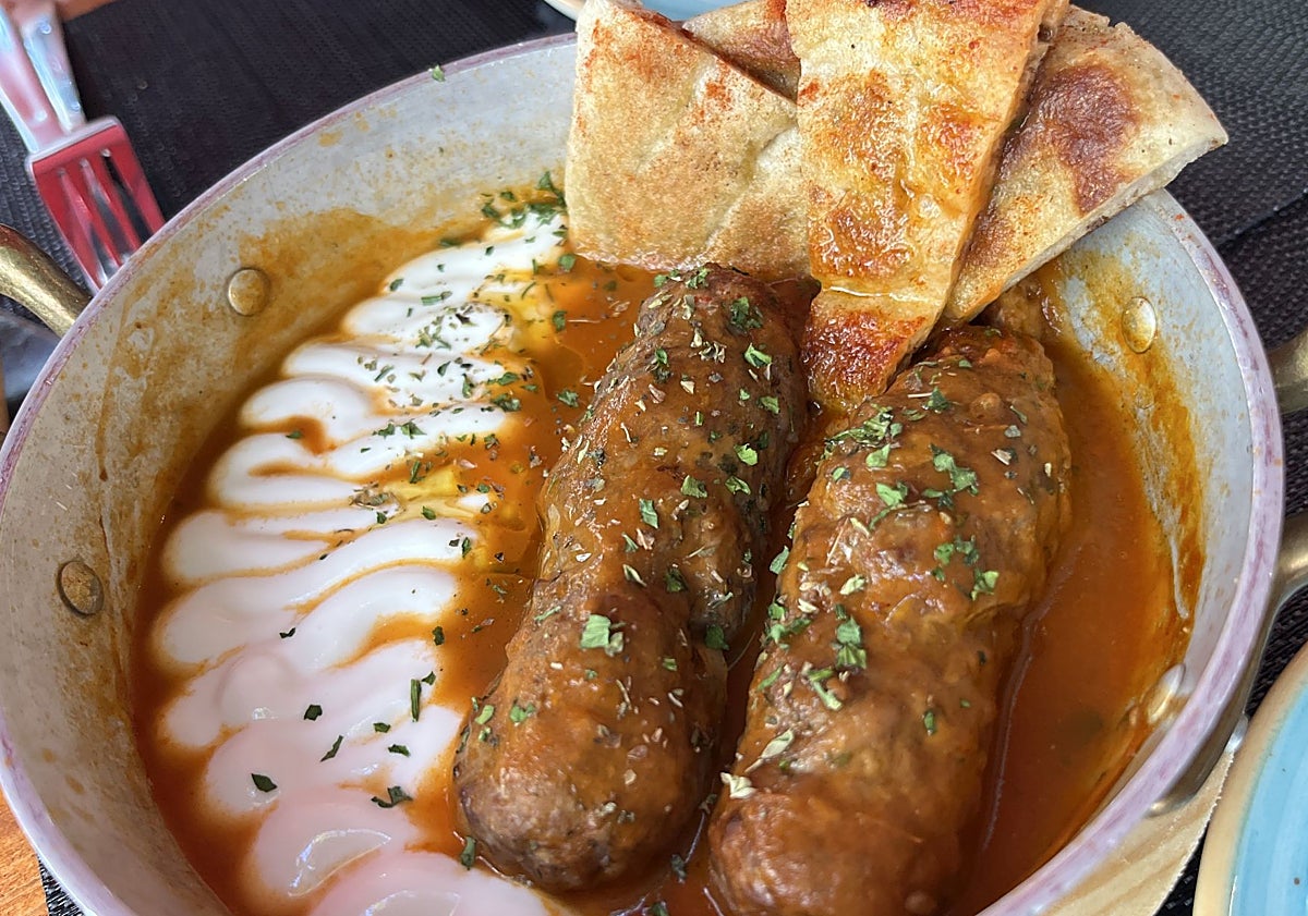 Imagen principal - Soutzoukákia smyrnéika (albóndigas especiadas con salsa de tomate, yogur y pan de pita); el auténtico yogur griego acompañado de miel de flores, nueces crujientes, zanahoria marinada en citronela y almendra cruda; Konstantinos Angelidis (Grecocina) y Daniel Cazón.