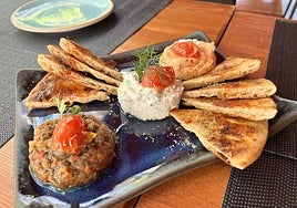 Pikilía alifon. Trío de ensaladillas con berenjena ahumada (agiorítiki), yogur griego con pepino y eneldo (tzatzíki) y crema de queso feta con pimentón picante (tirokafterí), acompañadas con pan de pita para untar.