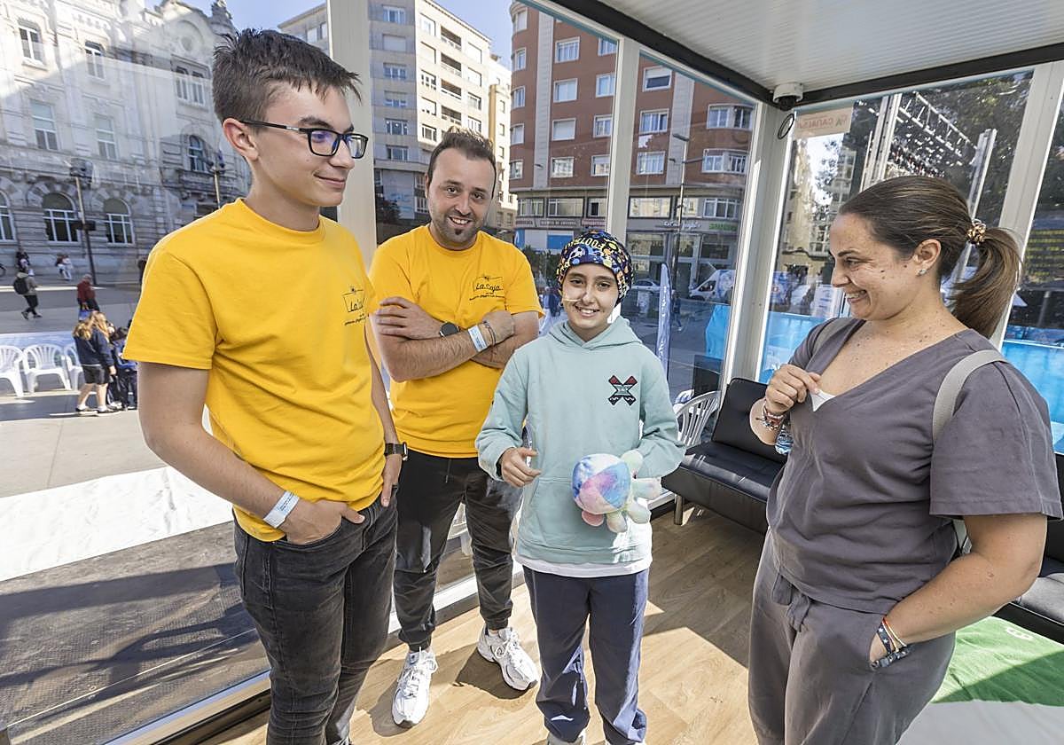 Irene y su madre Cecilia, junto a los ilusionistas cántabros Mago Xuso y Asier Moon.