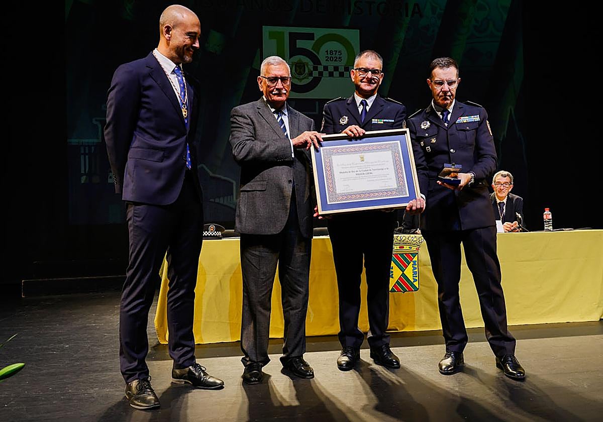 El alcalde de Torrelavega, Javier López Estrada; el exjefe de la Policía Alejandro García; y el subinspector José Antonio Bolado.