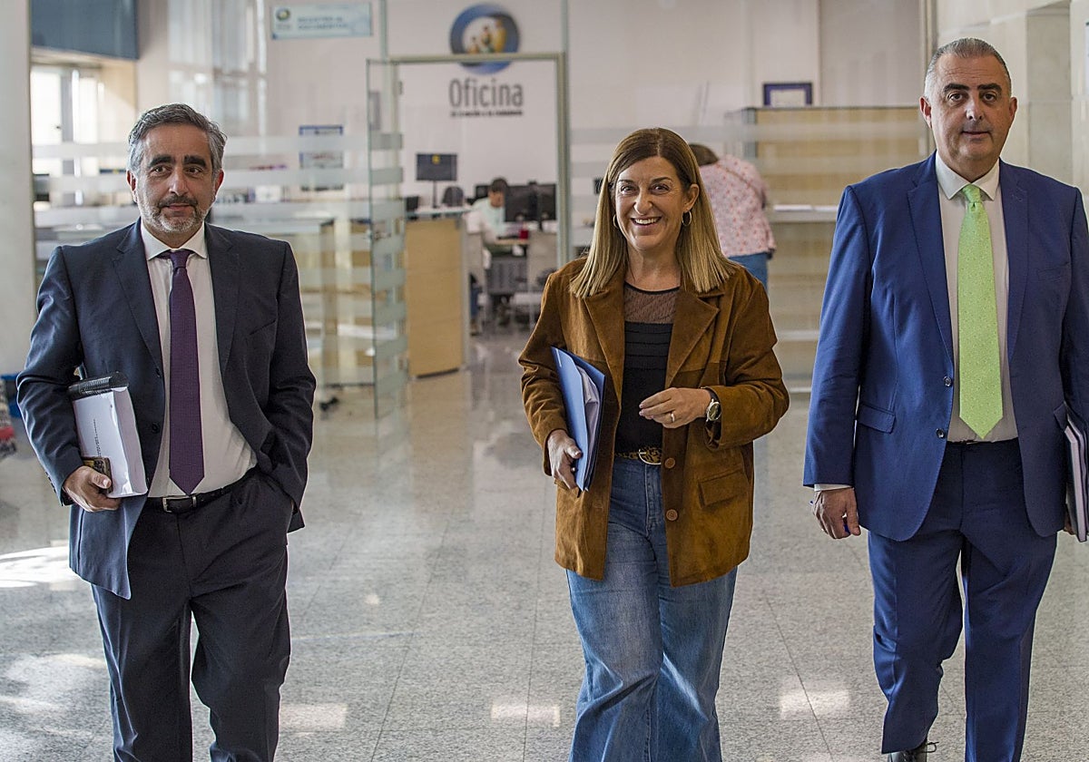 La presidenta Buruaga, flanqueada por el director general de Vivienda, Carlos Montes, y el consejero de Fomento, Roberto Media.