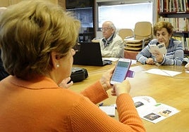 El convenio pretende ayudar a las personas mayores con sus dificultades con la teconología.