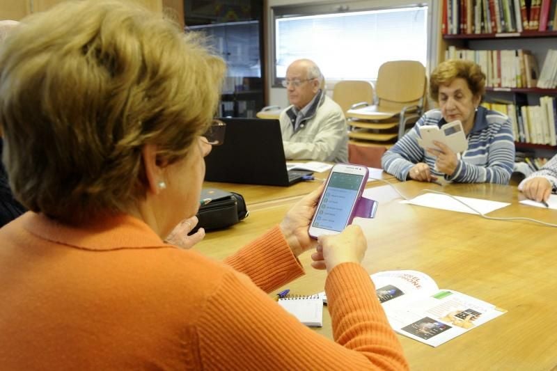 El convenio pretende ayudar a las personas mayores con sus dificultades con la teconología.