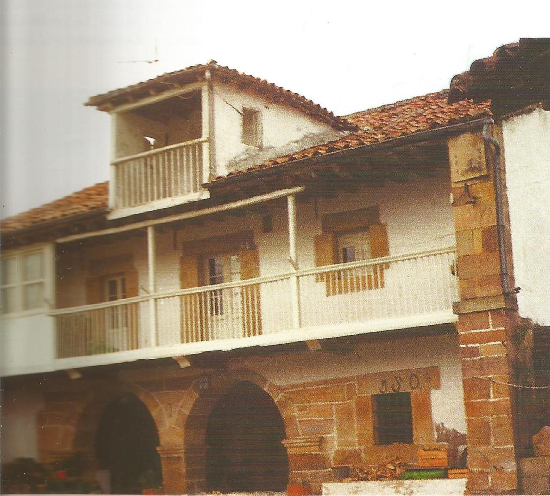 Casona montañesa con escudo de armas.