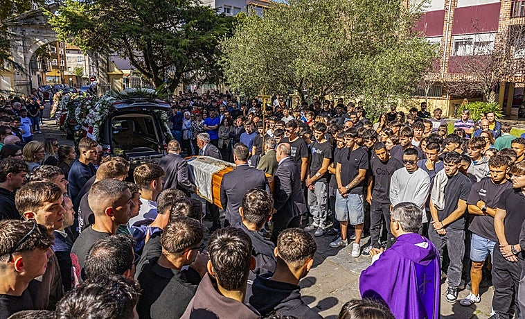 Multitudinaria despedida a Raúl Ramírez en Santoña