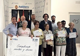 Foto de familia de autoridades y los participantes en el programa.