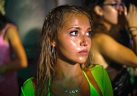 Mia McKenna-Bruce, protagonista.